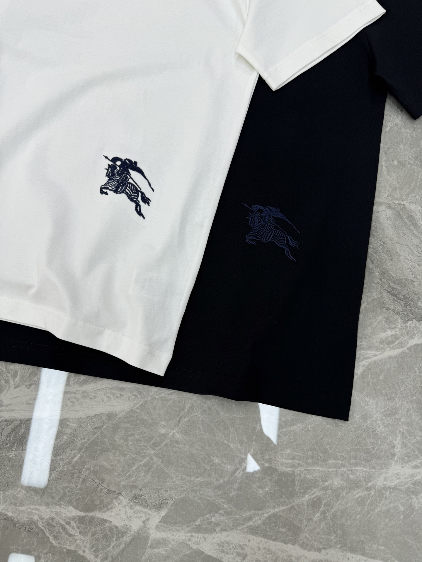 Burberry骑士刺绣T恤.男女同款！左下有经典巴宝莉骑士刺绣，英伦风满满!高品质棉料，柔软透气，春夏