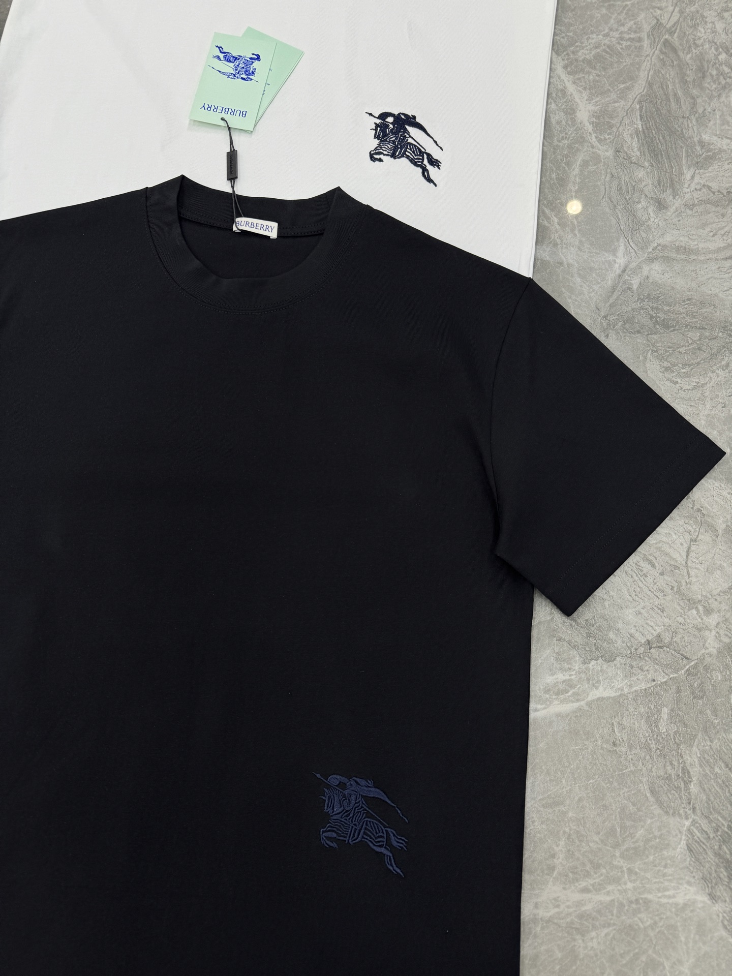 Burberry骑士刺绣T恤.男女同款！左下有经典巴宝莉骑士刺绣，英伦风满满!高品质棉料，柔软透气，春夏