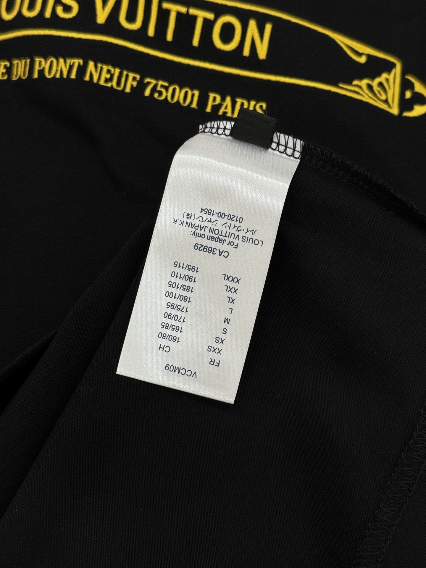 Louis Vuitton驴牌新品潮牌T恤.男女同款！采用纯棉材质，柔软舒适，日常穿着超友好!正面金色