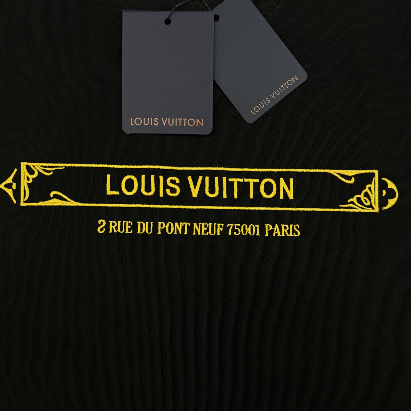 Louis Vuitton驴牌新品潮牌T恤.男女同款！采用纯棉材质，柔软舒适，日常穿着超友好!正面金色