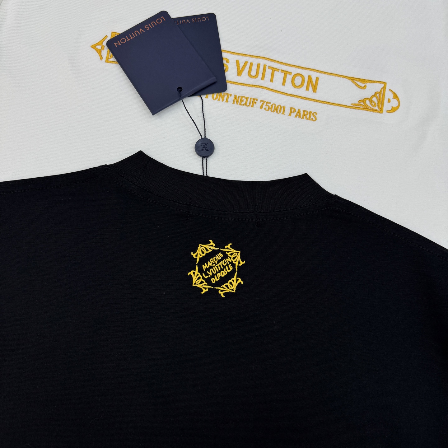 Louis Vuitton驴牌新品潮牌T恤.男女同款！采用纯棉材质，柔软舒适，日常穿着超友好!正面金色