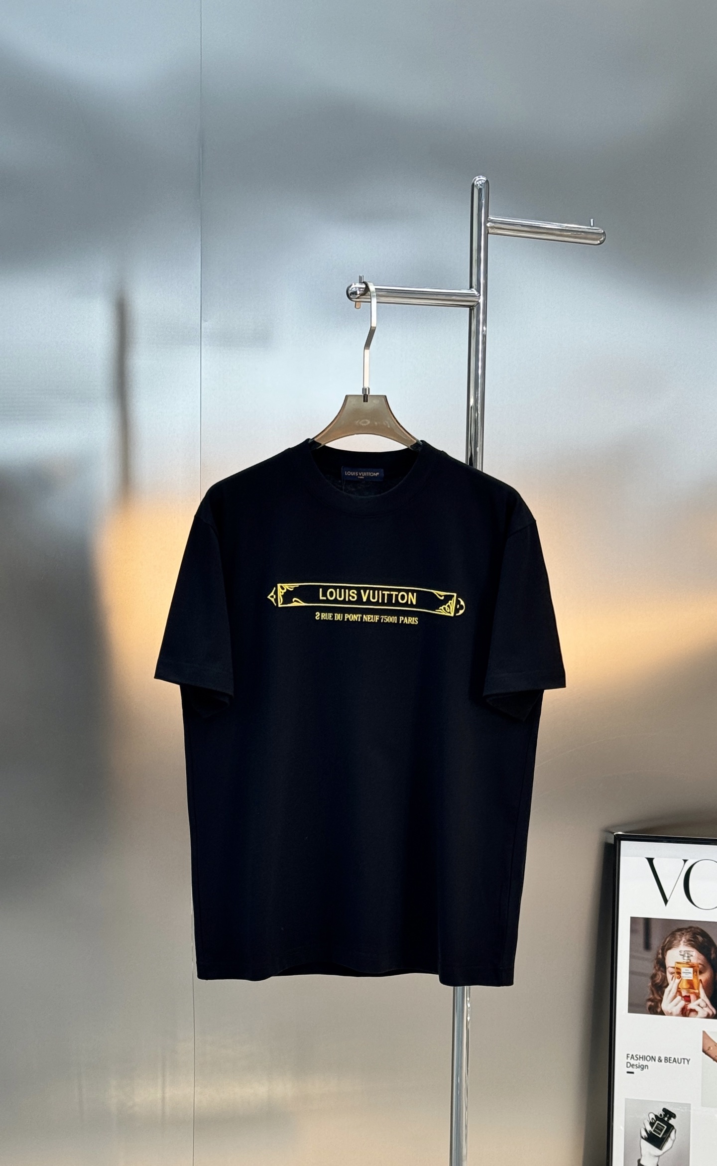 Louis Vuitton驴牌新品潮牌T恤.男女同款！采用纯棉材质，柔软舒适，日常穿着超友好!正面金色