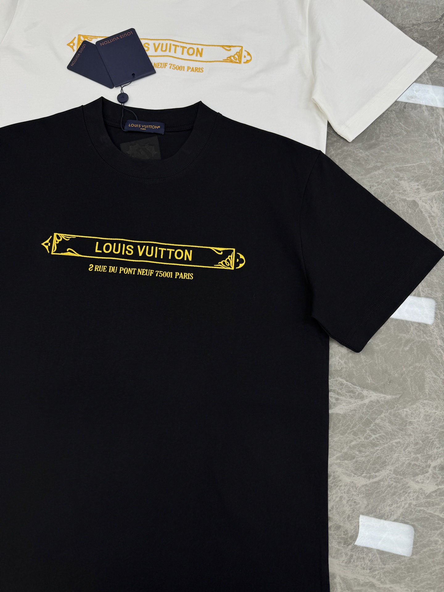 Louis Vuitton驴牌新品潮牌T恤.男女同款！采用纯棉材质，柔软舒适，日常穿着超友好!正面金色