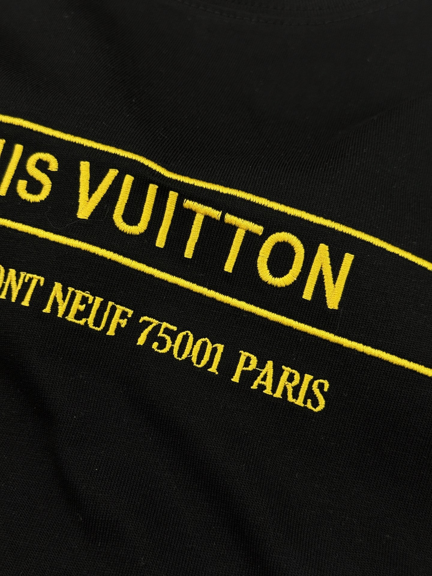 Louis Vuitton驴牌新品潮牌T恤.男女同款！采用纯棉材质，柔软舒适，日常穿着超友好!正面金色