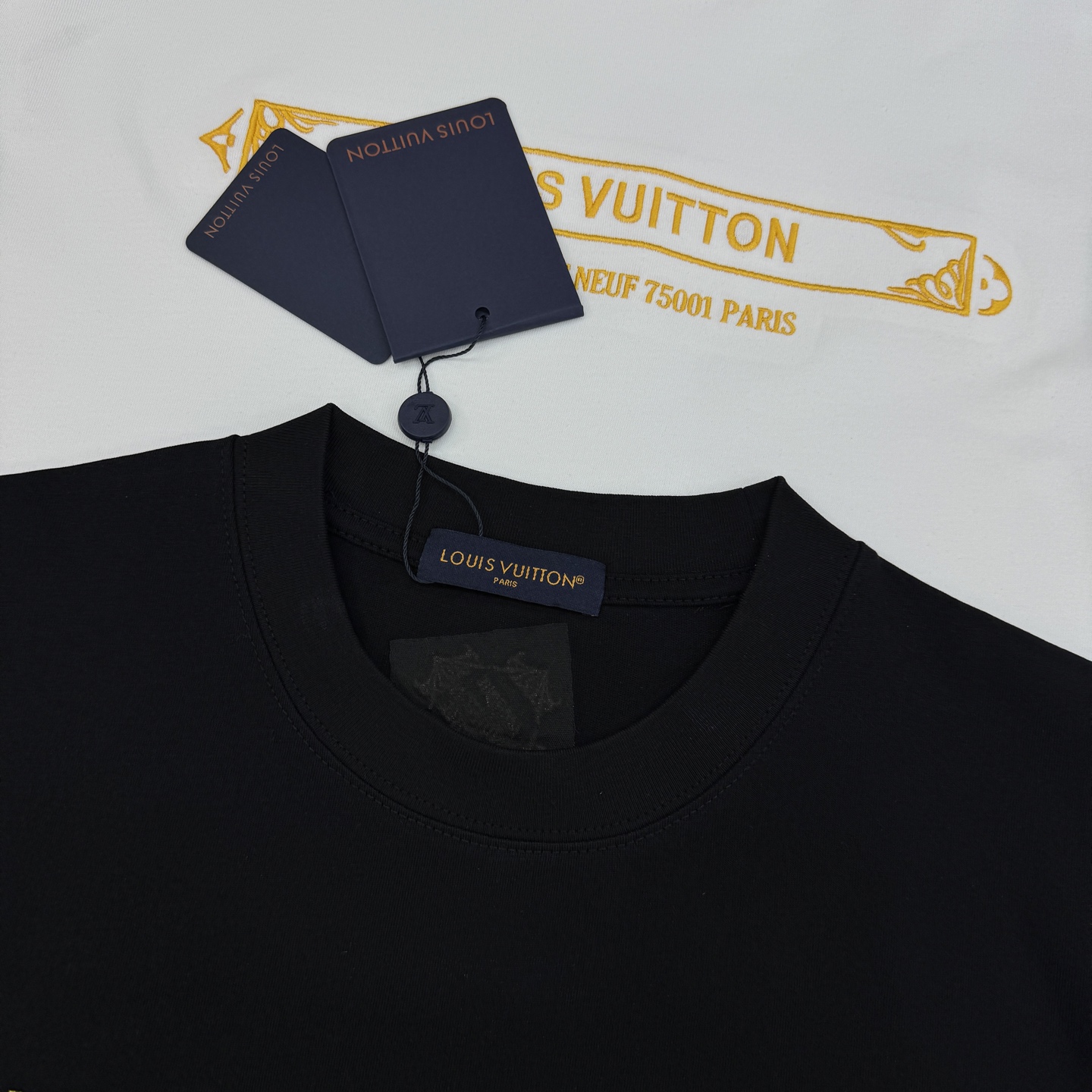 Louis Vuitton驴牌新品潮牌T恤.男女同款！采用纯棉材质，柔软舒适，日常穿着超友好!正面金色