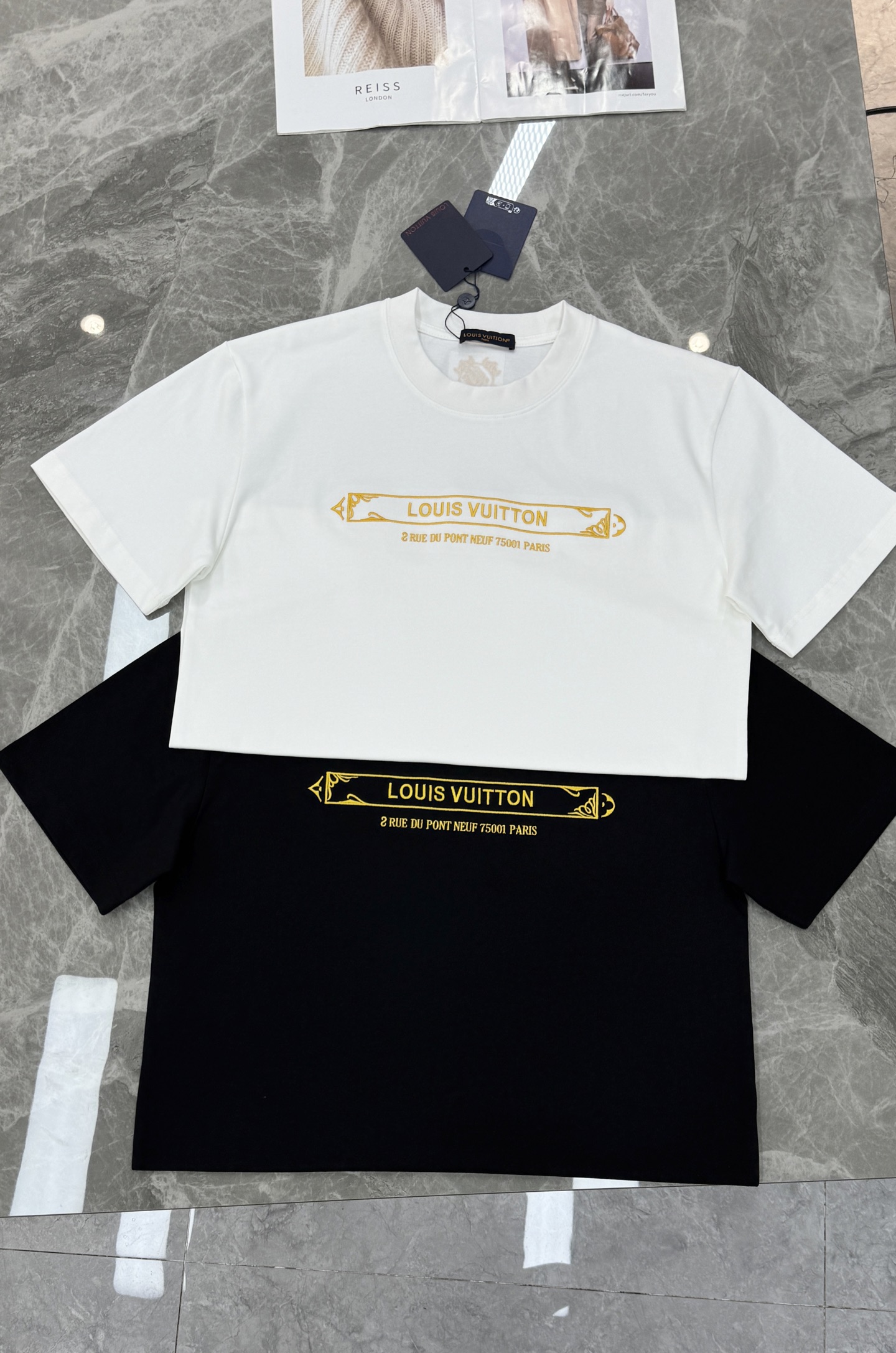 Louis Vuitton驴牌新品潮牌T恤.男女同款！采用纯棉材质，柔软舒适，日常穿着超友好!正面金色