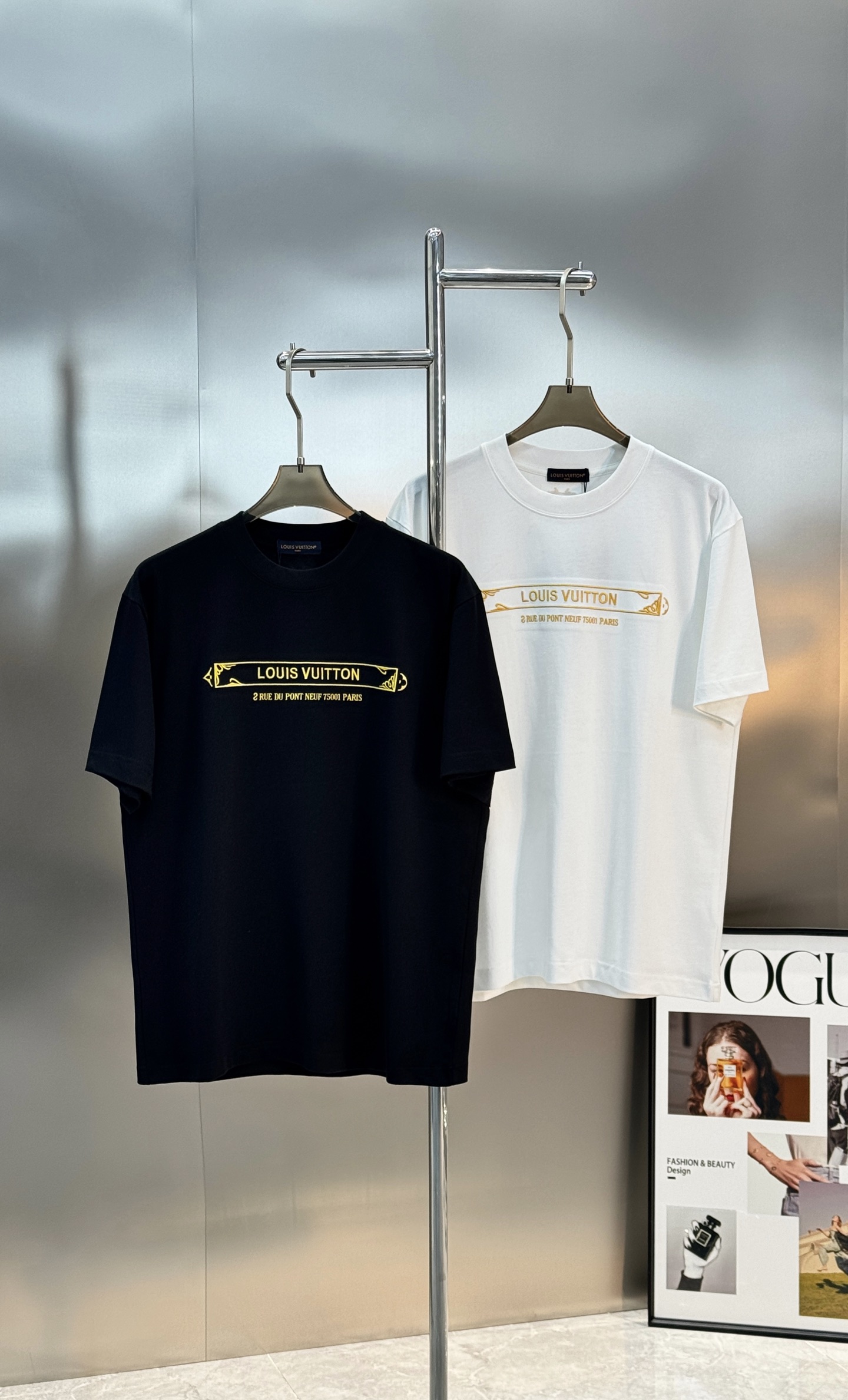 Louis Vuitton驴牌新品潮牌T恤.男女同款！采用纯棉材质，柔软舒适，日常穿着超友好!正面金色