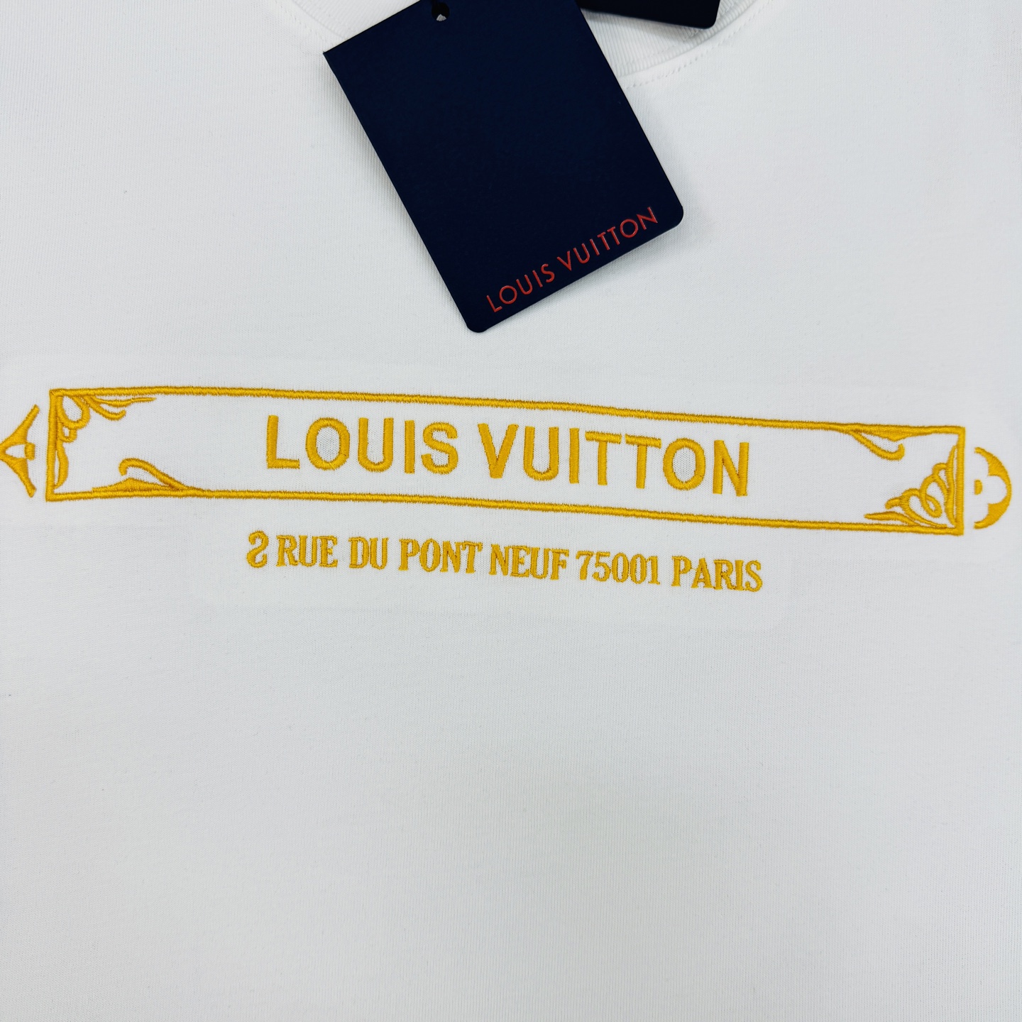 Louis Vuitton驴牌新品潮牌T恤.男女同款！采用纯棉材质，柔软舒适，日常穿着超友好!正面金色