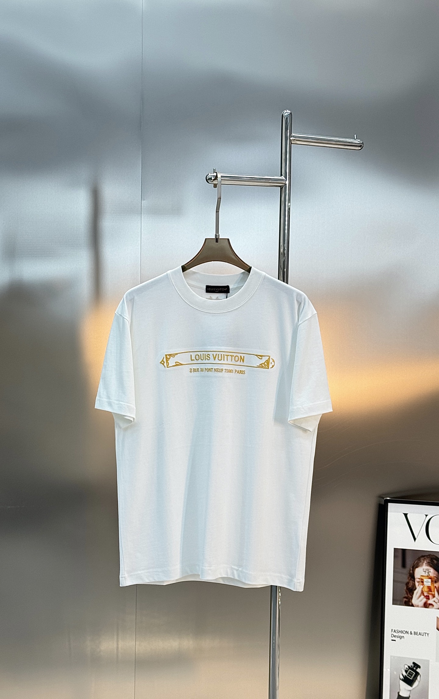 Louis Vuitton驴牌新品潮牌T恤.男女同款！采用纯棉材质，柔软舒适，日常穿着超友好!正面金色