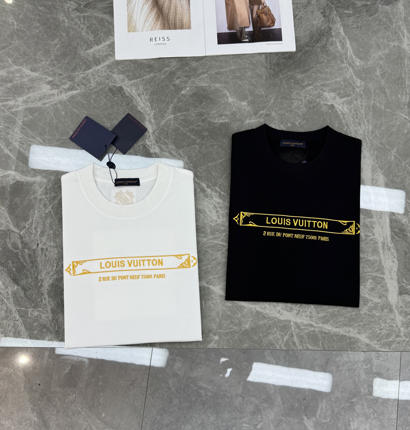 Louis Vuitton驴牌新品潮牌T恤.男女同款！采用纯棉材质，柔软舒适，日常穿着超友好!正面金色