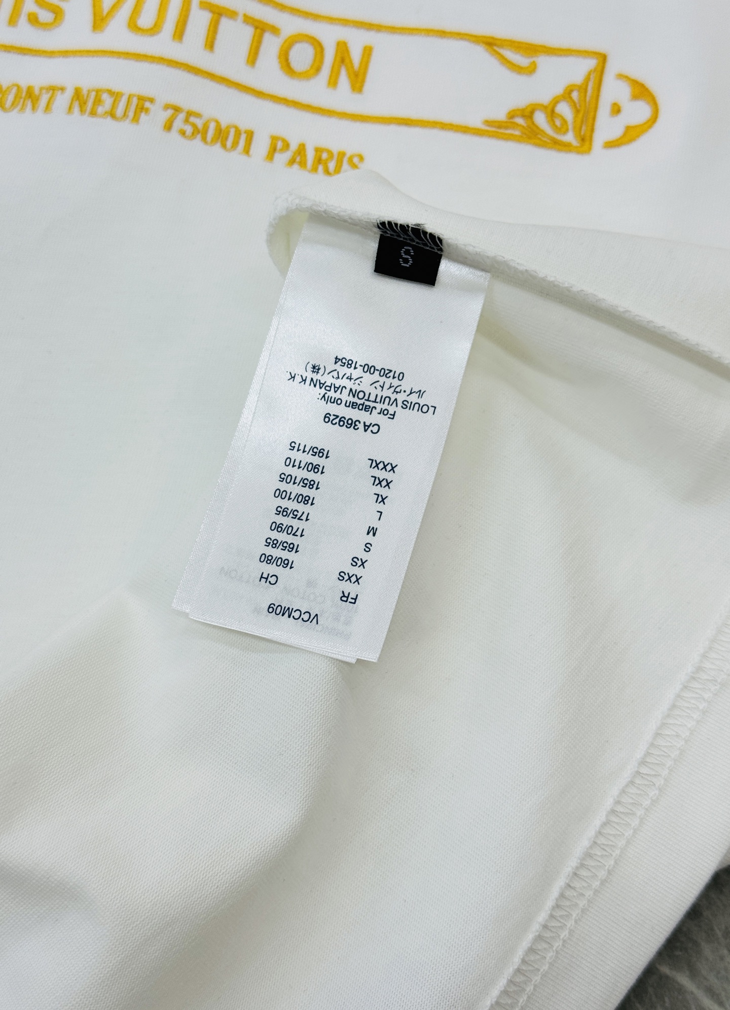 Louis Vuitton驴牌新品潮牌T恤.男女同款！采用纯棉材质，柔软舒适，日常穿着超友好!正面金色