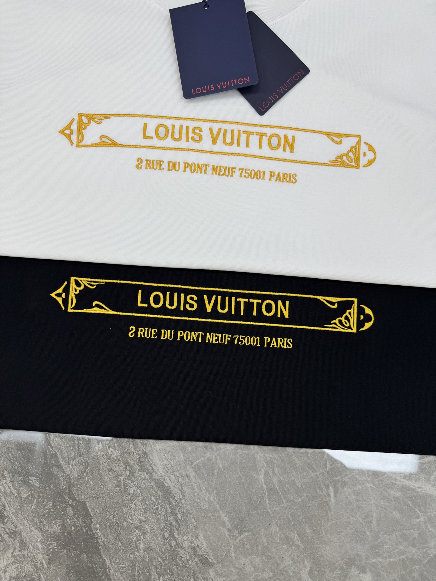 Louis Vuitton驴牌新品潮牌T恤.男女同款！采用纯棉材质，柔软舒适，日常穿着超友好!正面金色