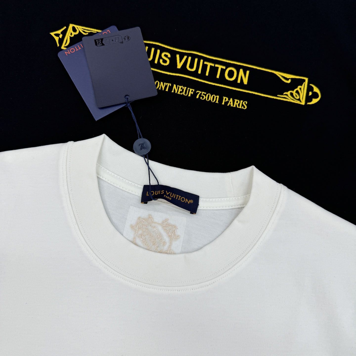 Louis Vuitton驴牌新品潮牌T恤.男女同款！采用纯棉材质，柔软舒适，日常穿着超友好!正面金色