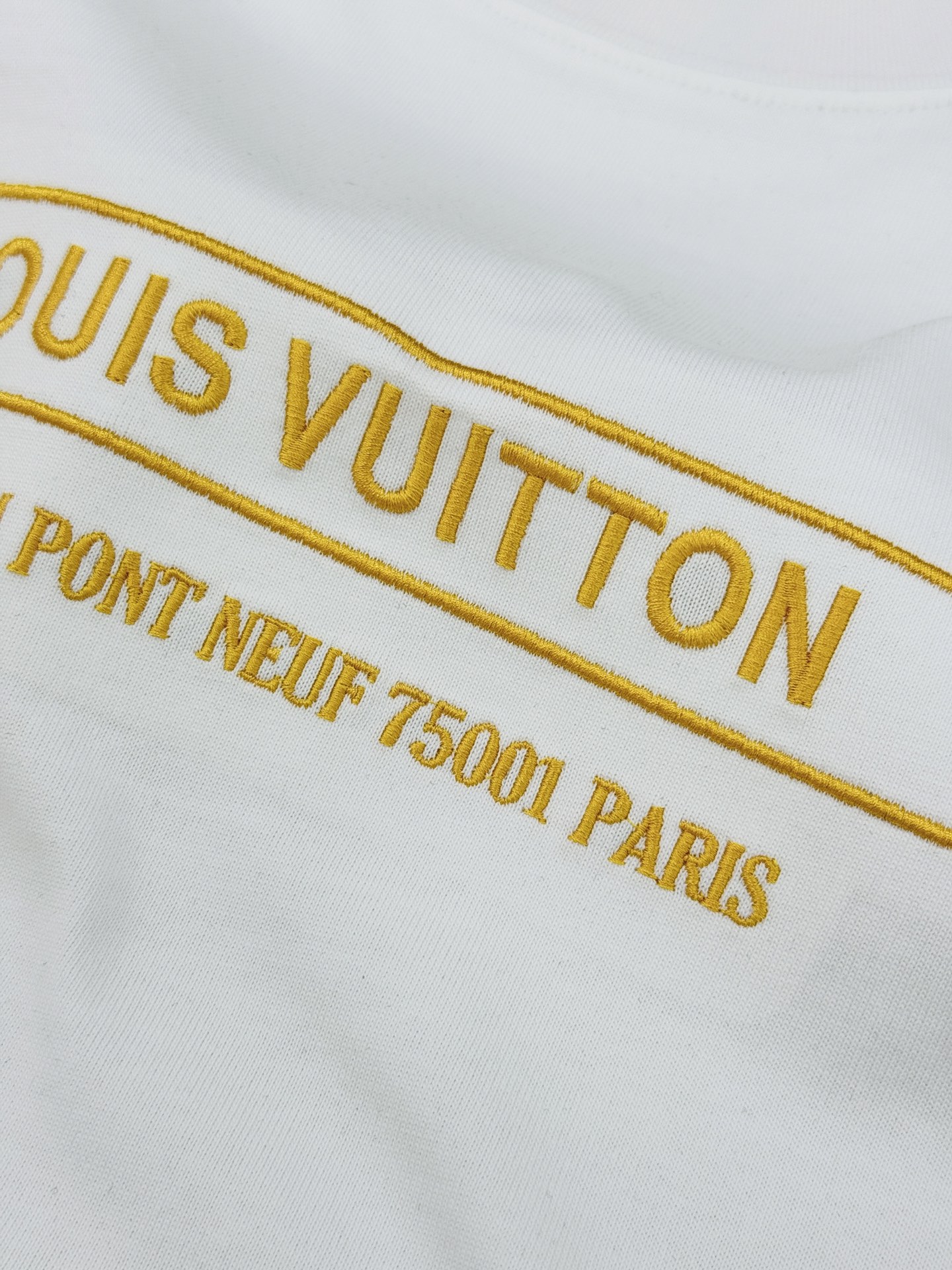 Louis Vuitton驴牌新品潮牌T恤.男女同款！采用纯棉材质，柔软舒适，日常穿着超友好!正面金色