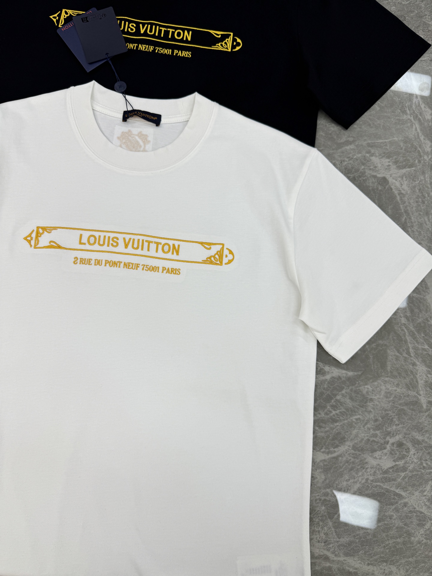 Louis Vuitton驴牌新品潮牌T恤.男女同款！采用纯棉材质，柔软舒适，日常穿着超友好!正面金色