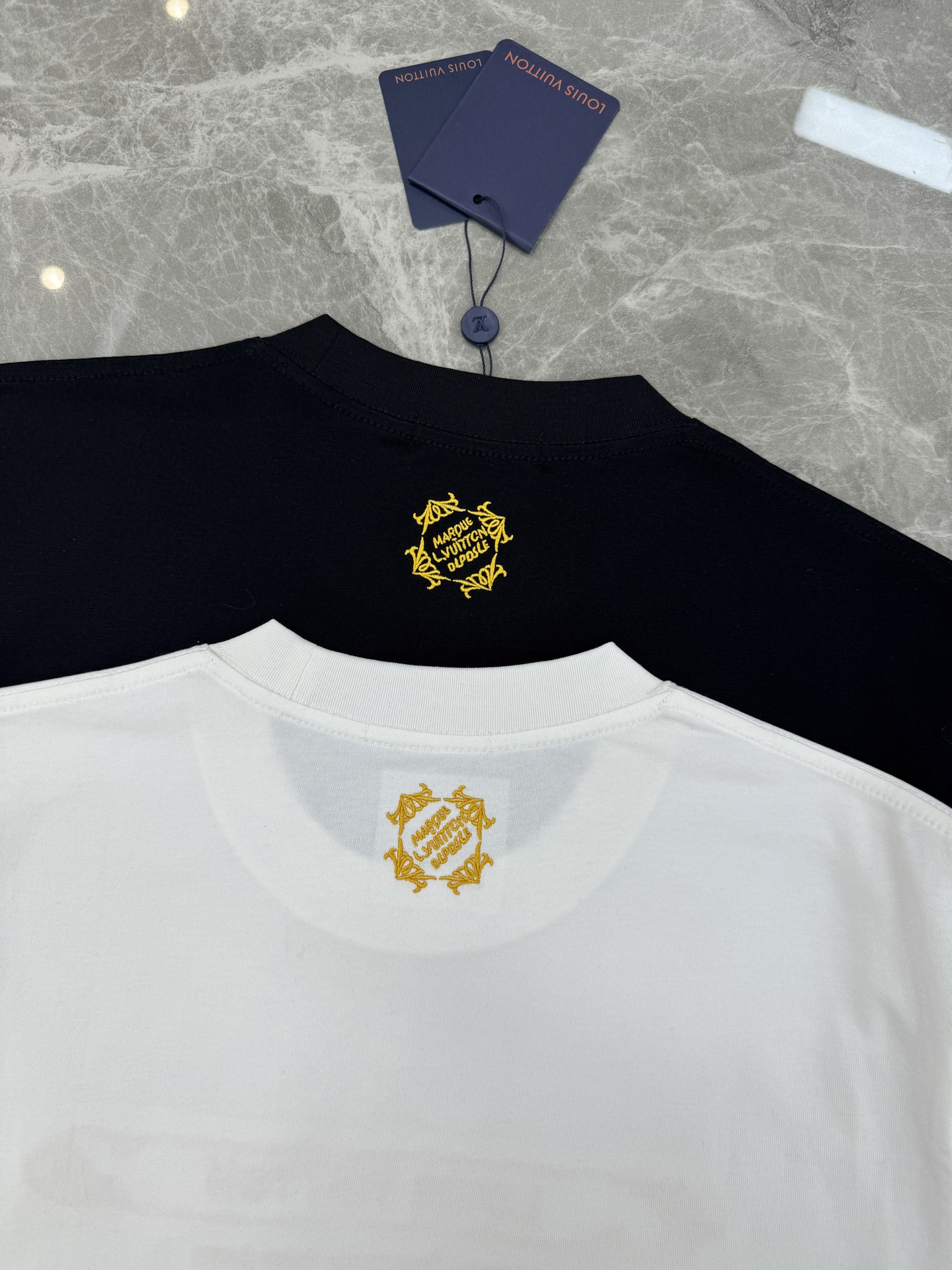 Louis Vuitton驴牌新品潮牌T恤.男女同款！采用纯棉材质，柔软舒适，日常穿着超友好!正面金色