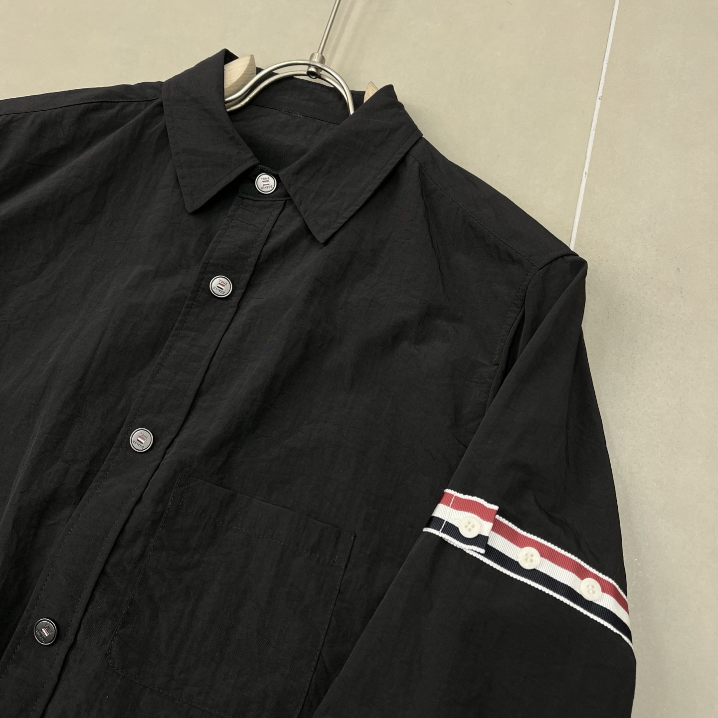 ThomBrowne TB 双袖标夹克外套，最高版本🌟翻领中长款衬衫夹克，双袖标织带装饰；定制字母log