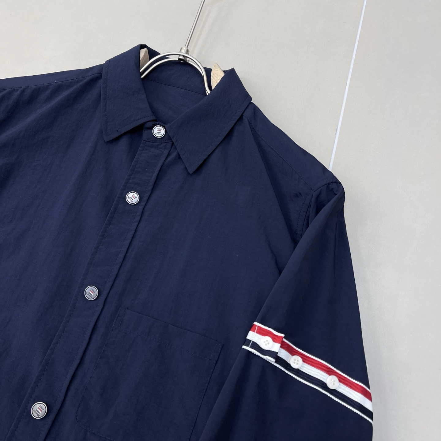 ThomBrowne TB 双袖标夹克外套，最高版本🌟翻领中长款衬衫夹克，双袖标织带装饰；定制字母log