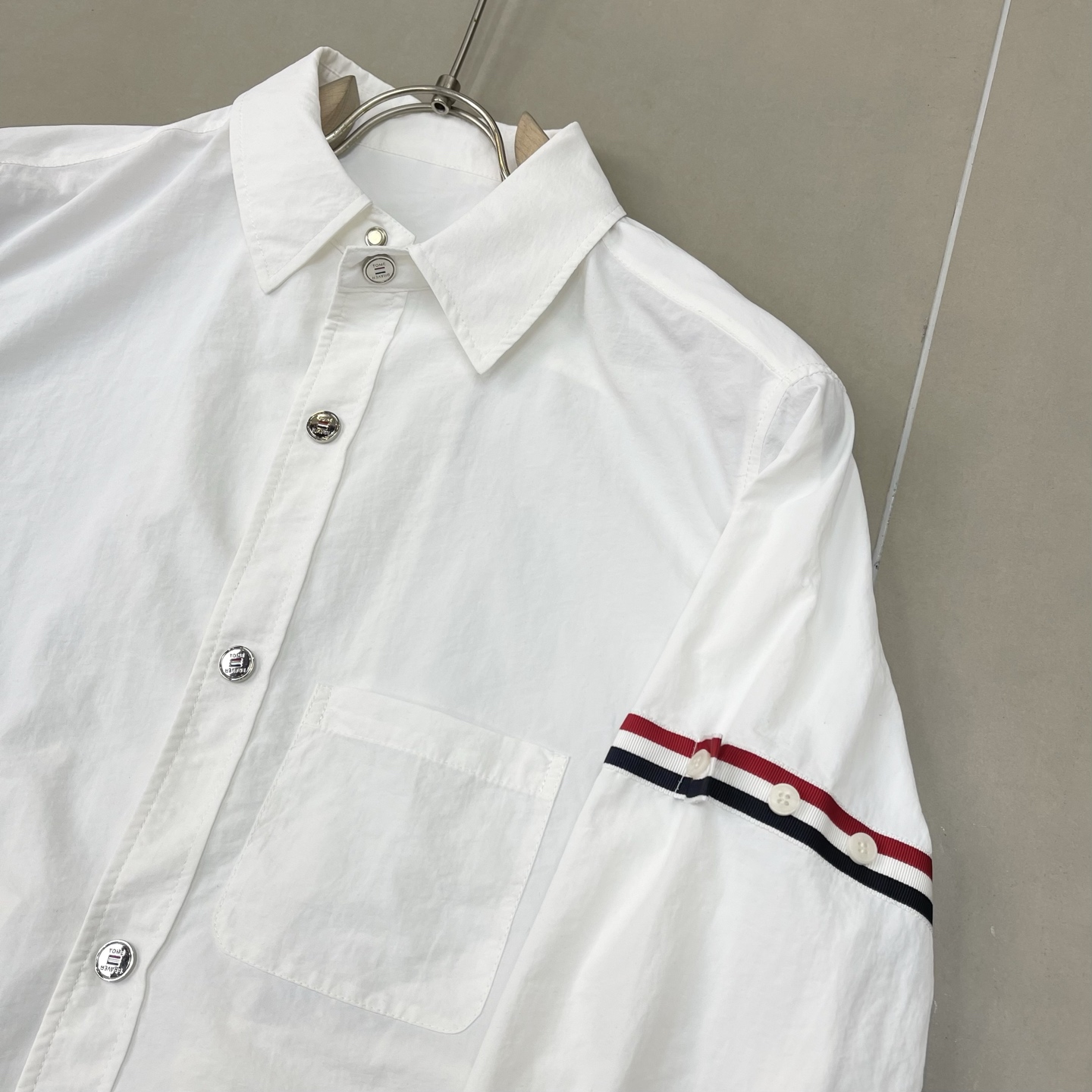 ThomBrowne TB 双袖标夹克外套，最高版本🌟翻领中长款衬衫夹克，双袖标织带装饰；定制字母log