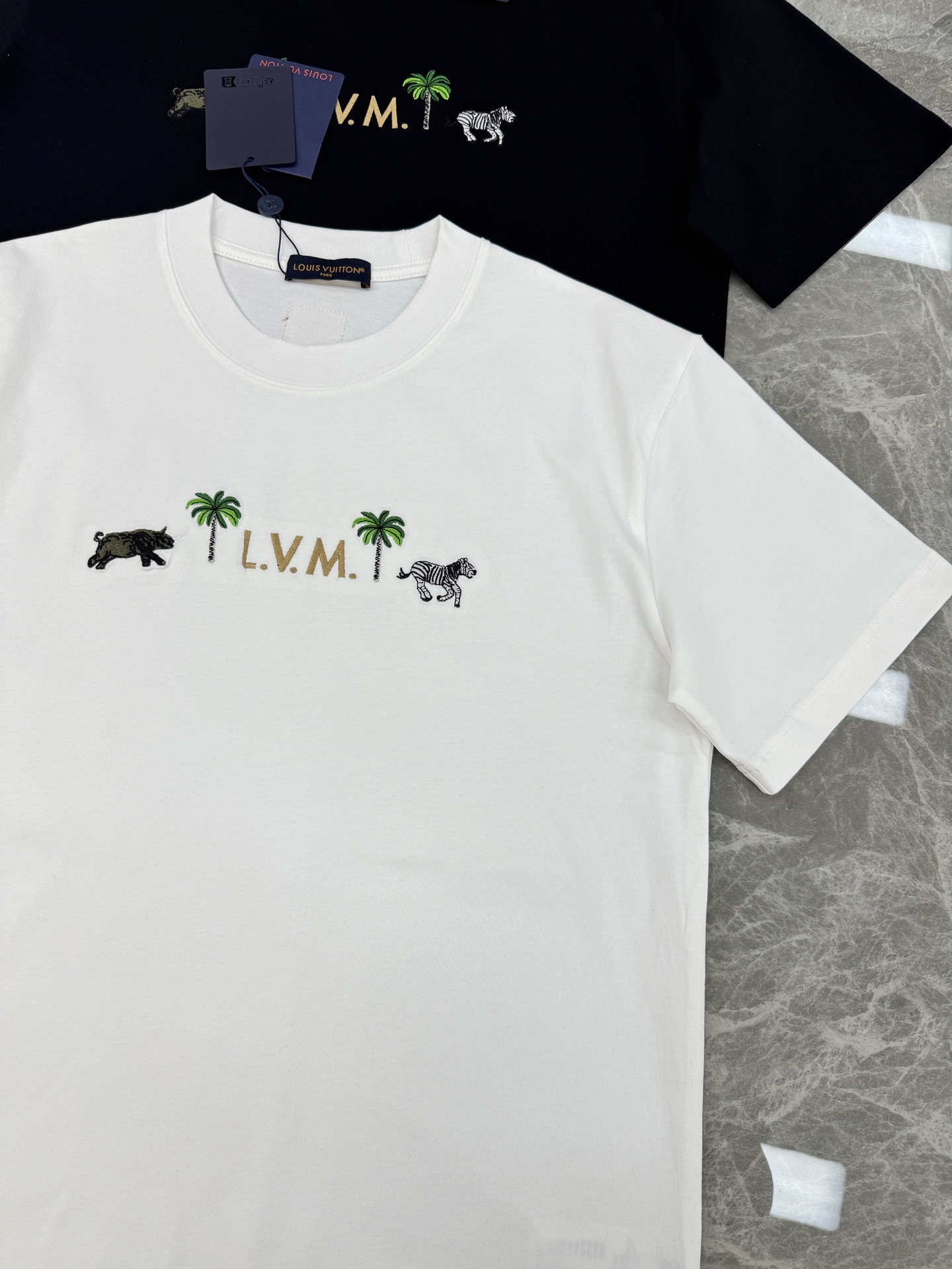 驴牌动物刺绣短袖T恤.男女同款！LV2026春夏系列动物刺绣短袖T恤，高品质纯棉材质，柔软舒适，日常穿着