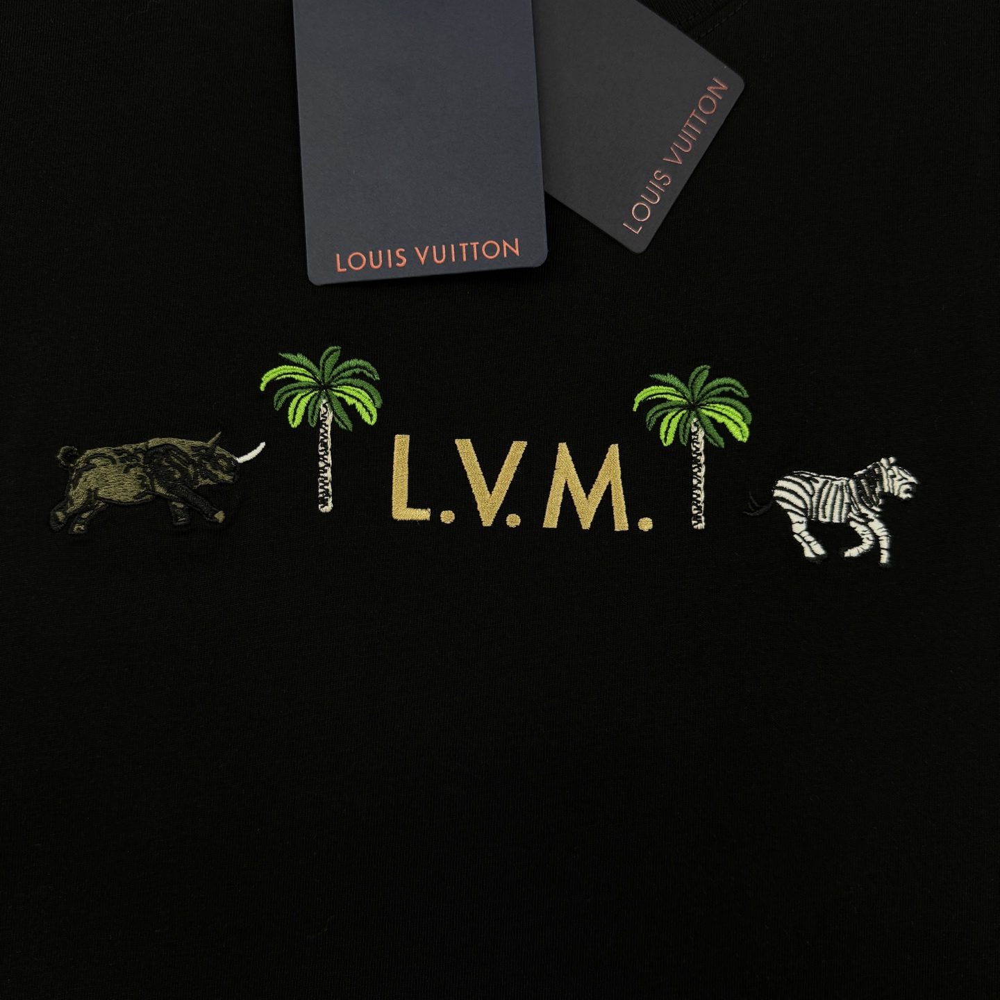 驴牌动物刺绣短袖T恤.男女同款！LV2026春夏系列动物刺绣短袖T恤，高品质纯棉材质，柔软舒适，日常穿着