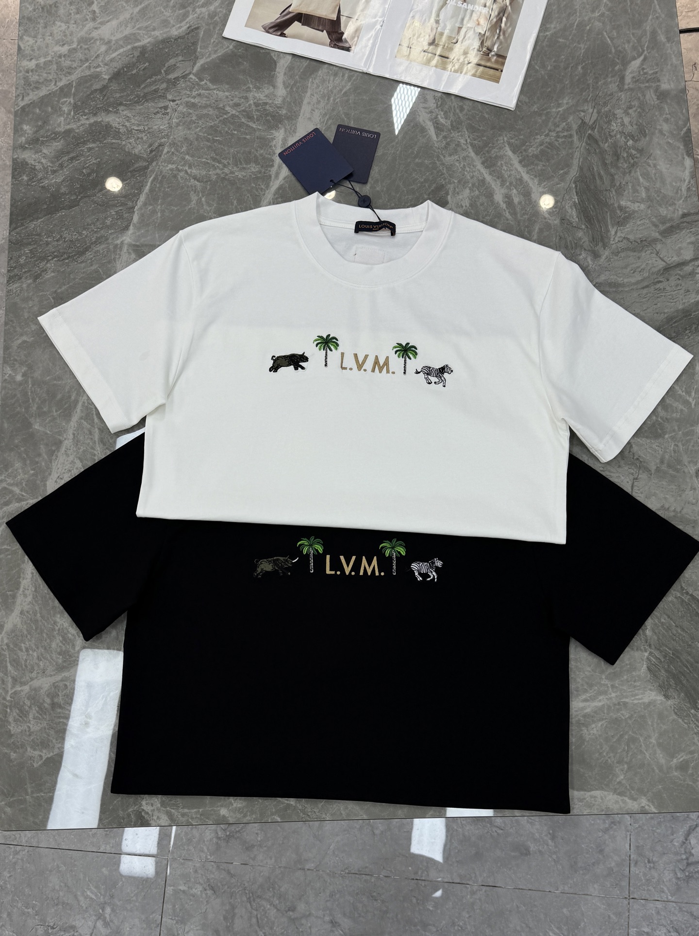 驴牌动物刺绣短袖T恤.男女同款！LV2026春夏系列动物刺绣短袖T恤，高品质纯棉材质，柔软舒适，日常穿着