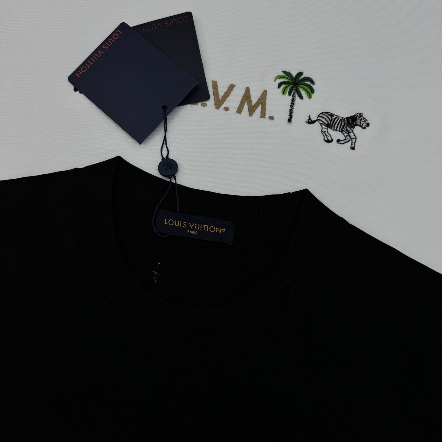 驴牌动物刺绣短袖T恤.男女同款！LV2026春夏系列动物刺绣短袖T恤，高品质纯棉材质，柔软舒适，日常穿着