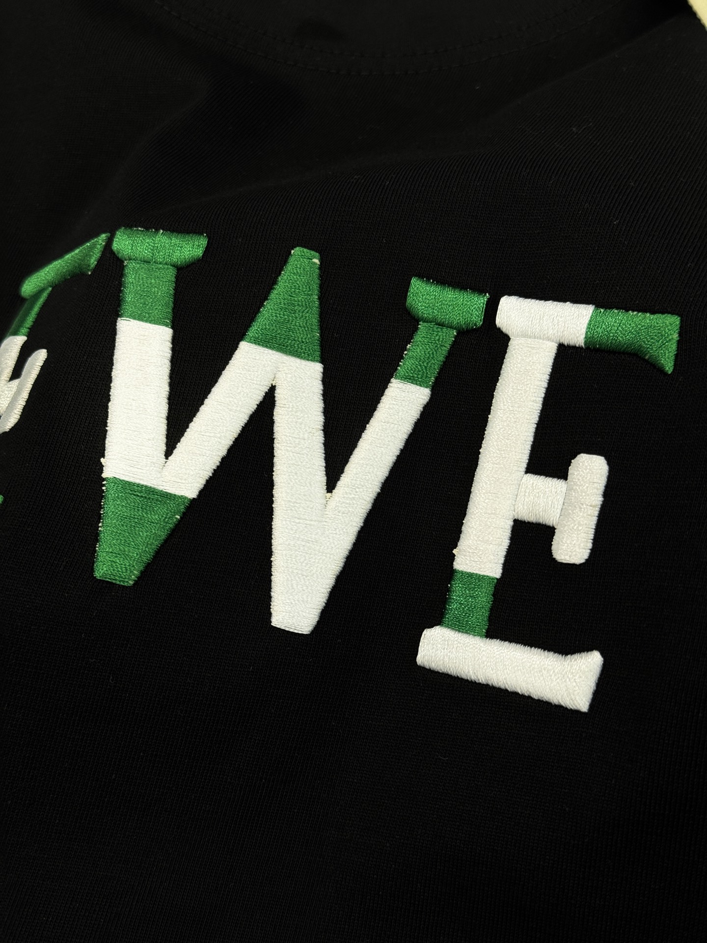 LOEWE罗意威新品潮牌T恤.男女同款❤️采用高品质棉料，柔软舒适，日常穿着超友好!正面绿色+白色品牌刺