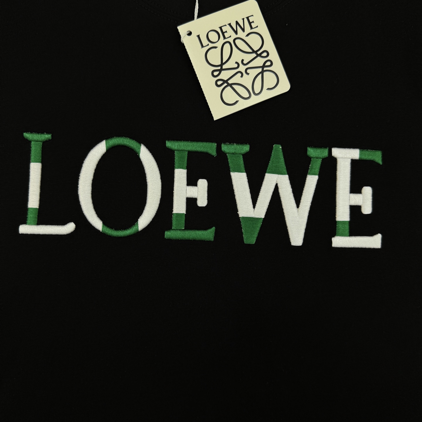 LOEWE罗意威新品潮牌T恤.男女同款❤️采用高品质棉料，柔软舒适，日常穿着超友好!正面绿色+白色品牌刺