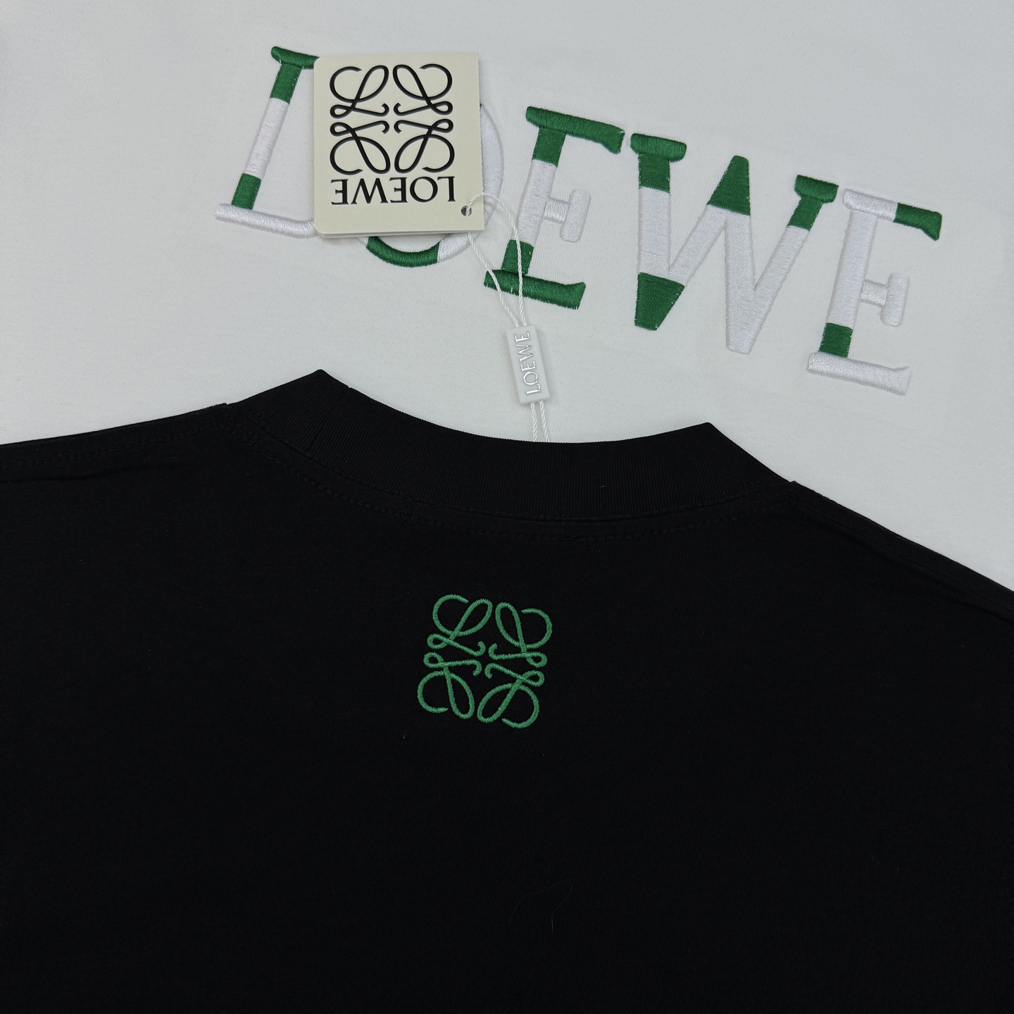 LOEWE罗意威新品潮牌T恤.男女同款❤️采用高品质棉料，柔软舒适，日常穿着超友好!正面绿色+白色品牌刺