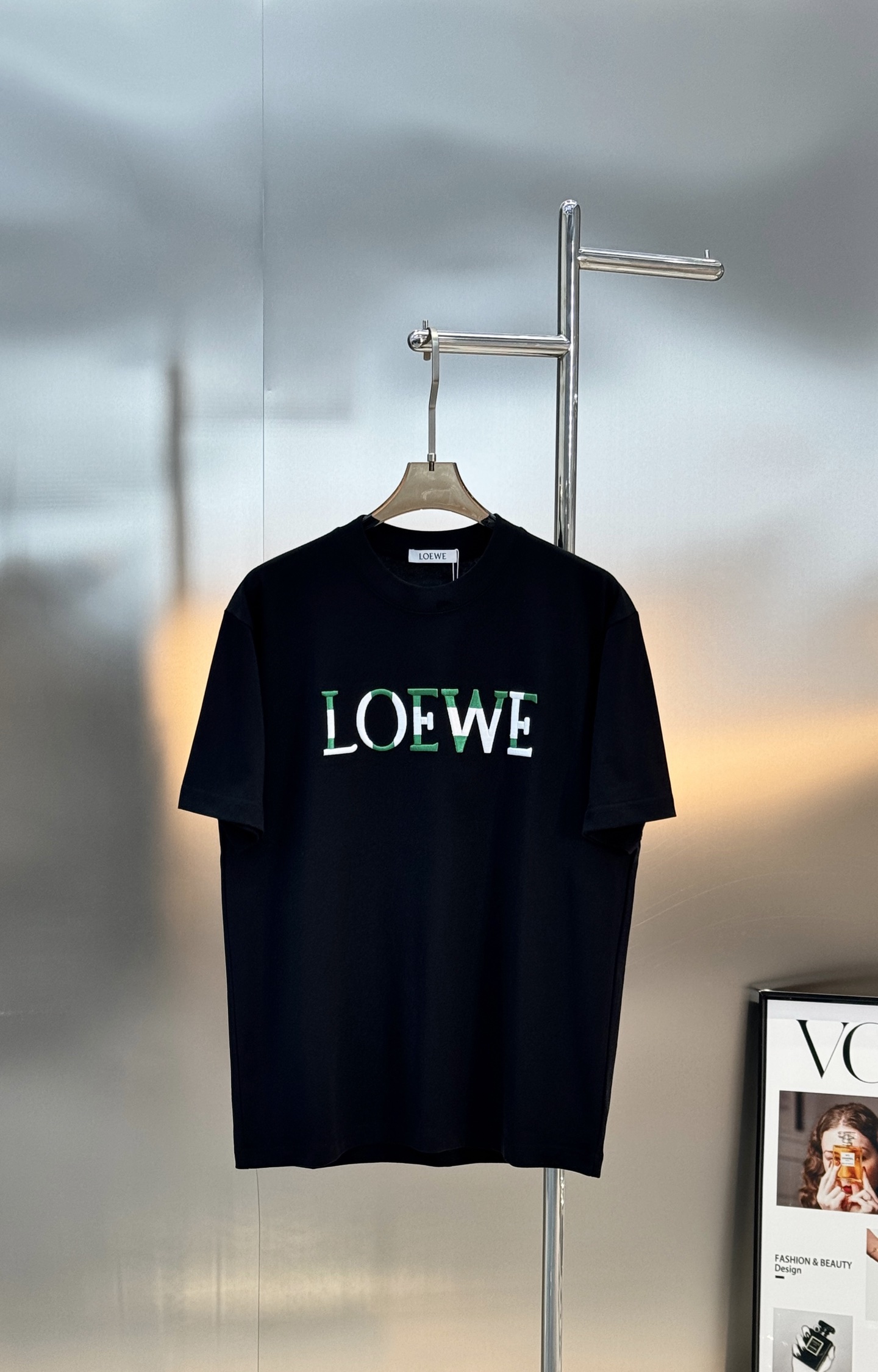 LOEWE罗意威新品潮牌T恤.男女同款❤️采用高品质棉料，柔软舒适，日常穿着超友好!正面绿色+白色品牌刺