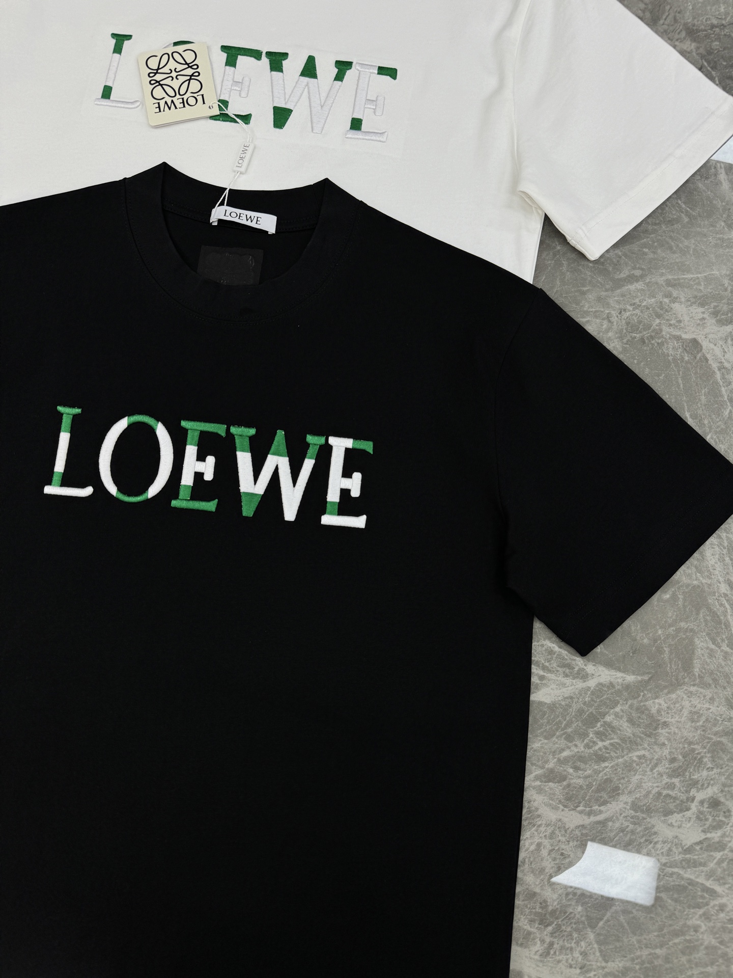 LOEWE罗意威新品潮牌T恤.男女同款❤️采用高品质棉料，柔软舒适，日常穿着超友好!正面绿色+白色品牌刺