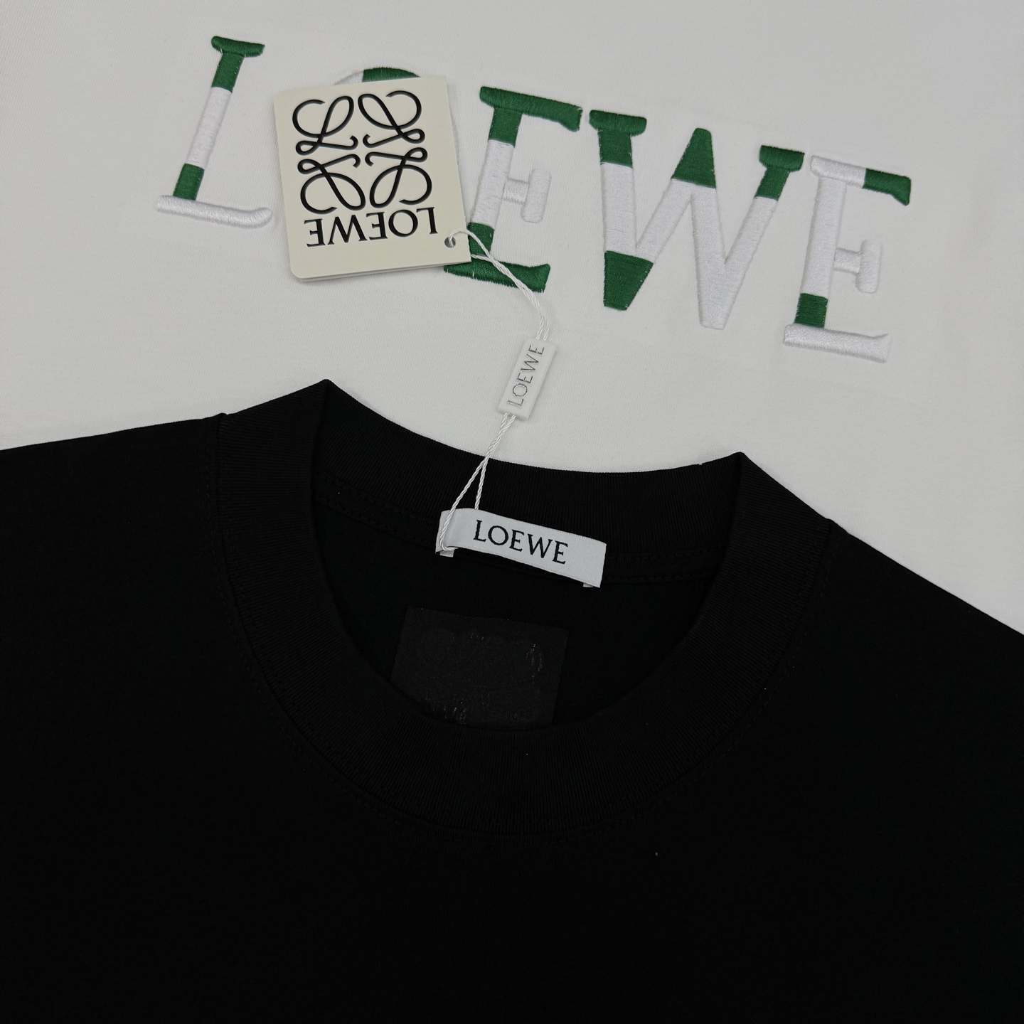 LOEWE罗意威新品潮牌T恤.男女同款❤️采用高品质棉料，柔软舒适，日常穿着超友好!正面绿色+白色品牌刺