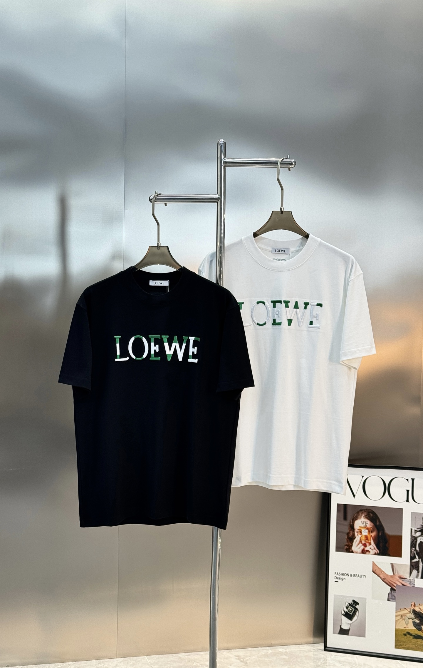 LOEWE罗意威新品潮牌T恤.男女同款❤️采用高品质棉料，柔软舒适，日常穿着超友好!正面绿色+白色品牌刺