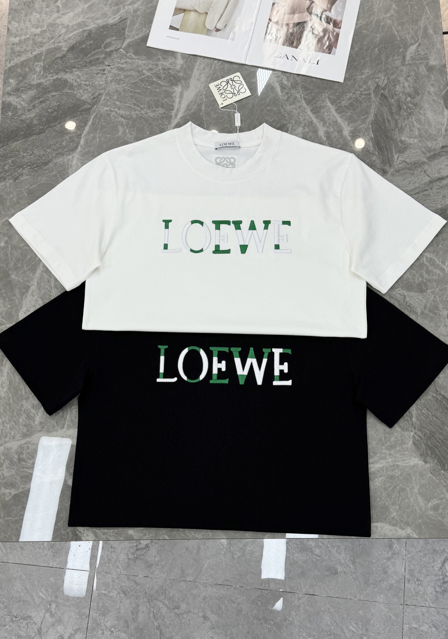 LOEWE罗意威新品潮牌T恤.男女同款❤️采用高品质棉料，柔软舒适，日常穿着超友好!正面绿色+白色品牌刺