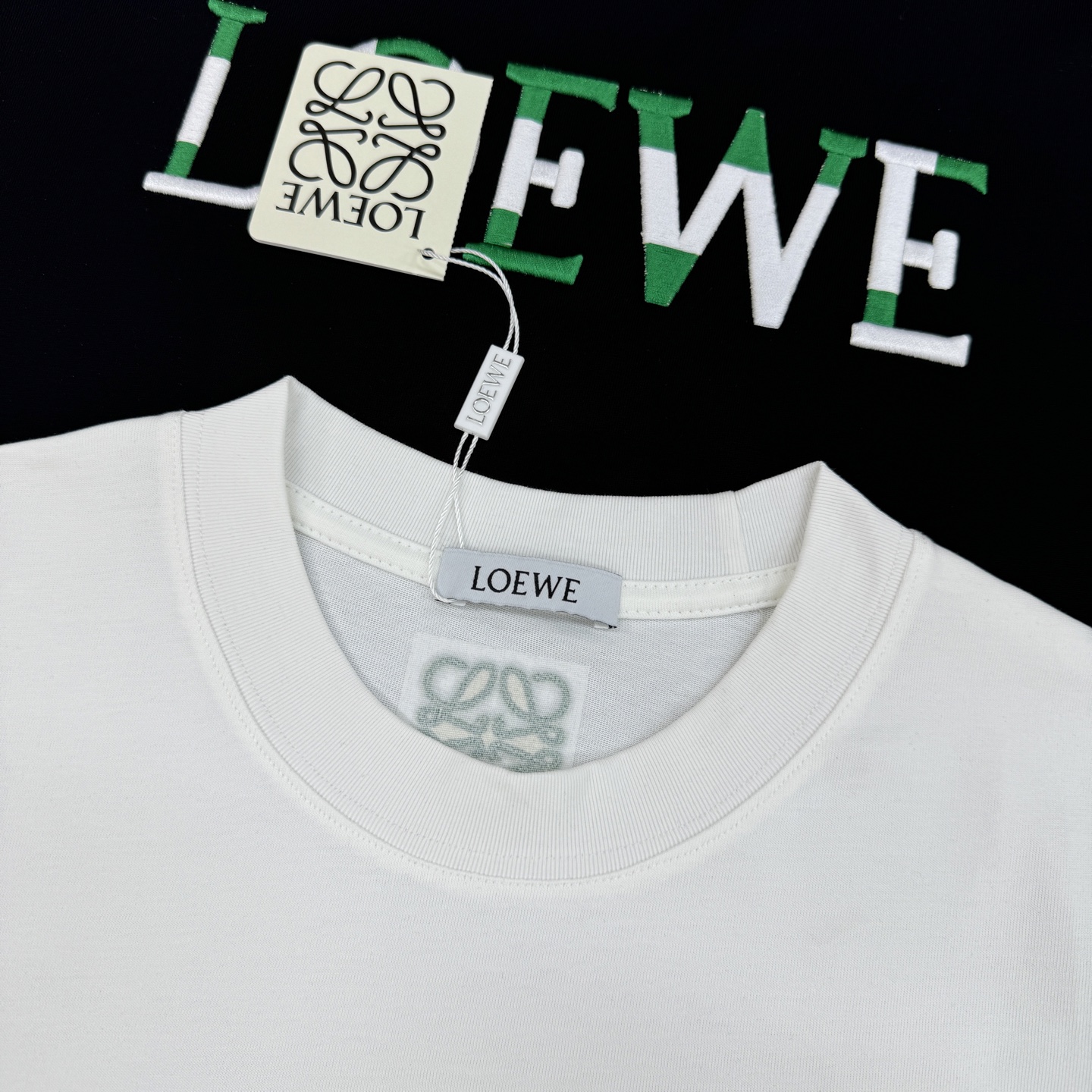 LOEWE罗意威新品潮牌T恤.男女同款❤️采用高品质棉料，柔软舒适，日常穿着超友好!正面绿色+白色品牌刺
