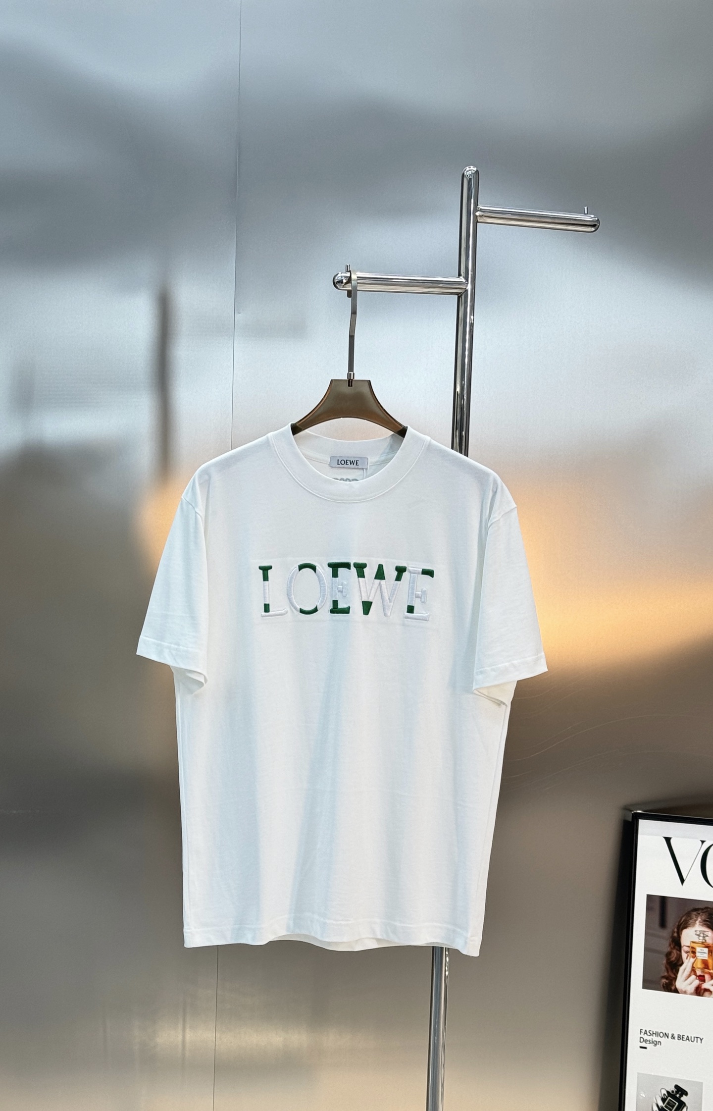 LOEWE罗意威新品潮牌T恤.男女同款❤️采用高品质棉料，柔软舒适，日常穿着超友好!正面绿色+白色品牌刺
