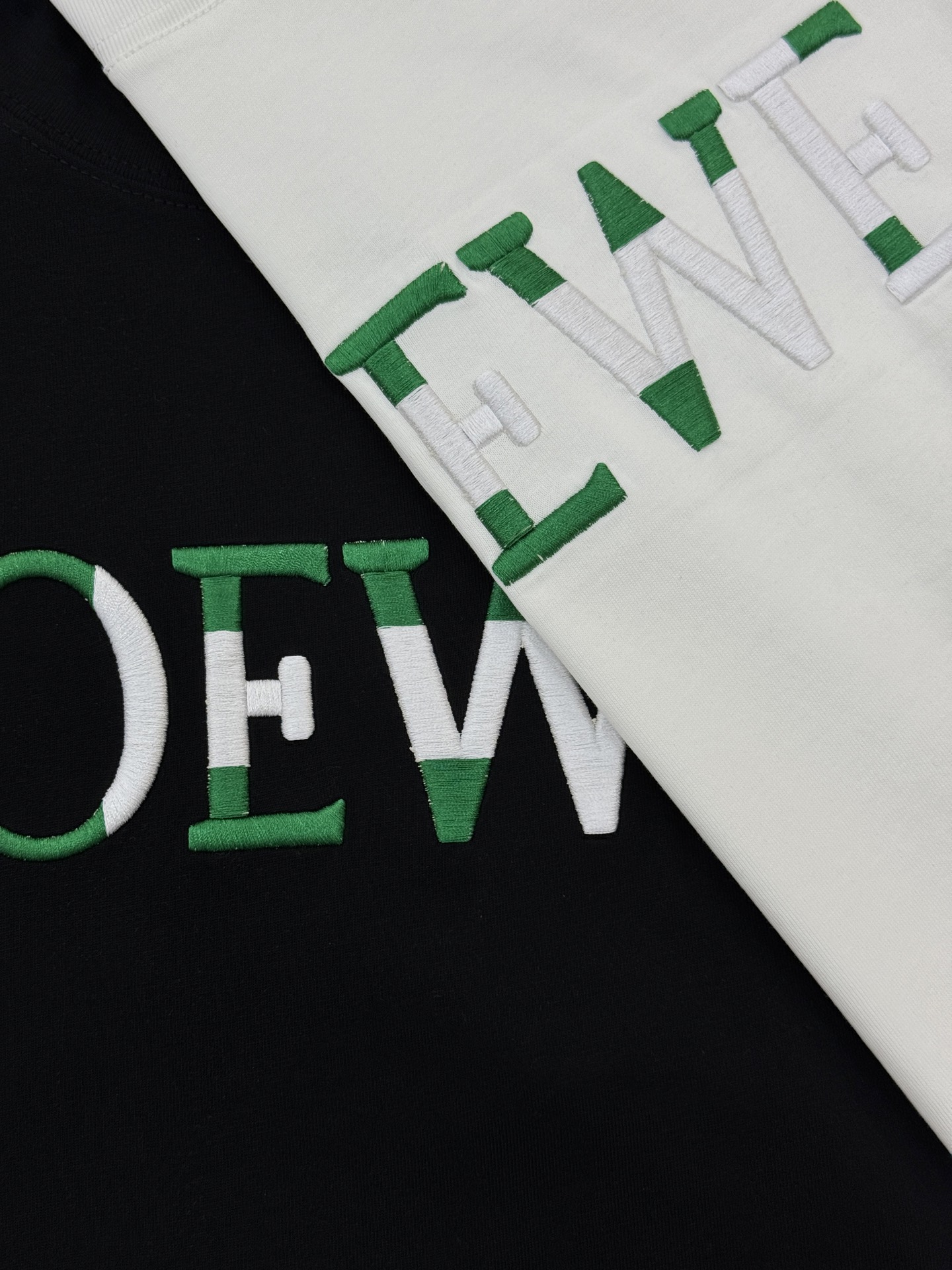 LOEWE罗意威新品潮牌T恤.男女同款❤️采用高品质棉料，柔软舒适，日常穿着超友好!正面绿色+白色品牌刺