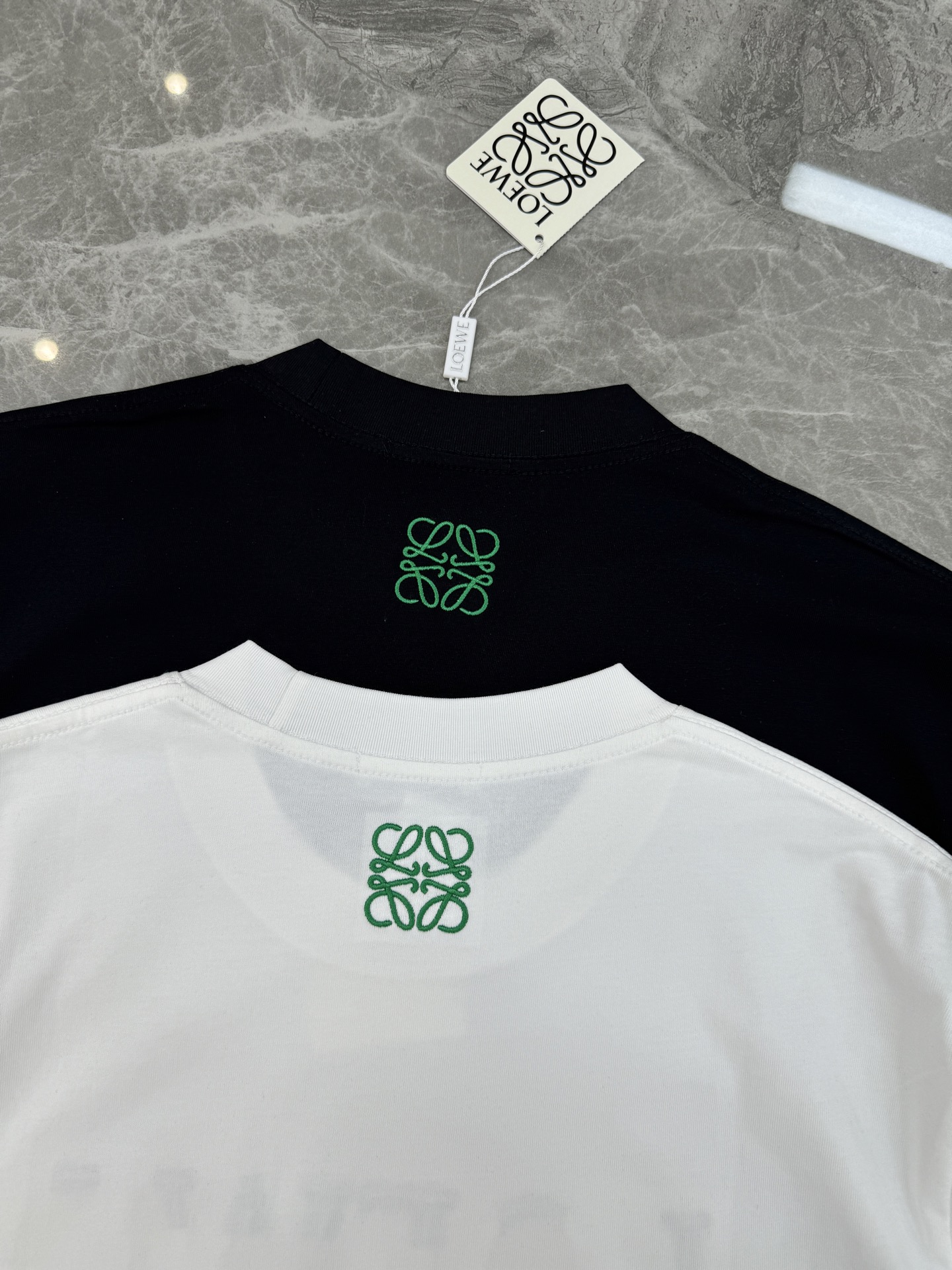 LOEWE罗意威新品潮牌T恤.男女同款❤️采用高品质棉料，柔软舒适，日常穿着超友好!正面绿色+白色品牌刺
