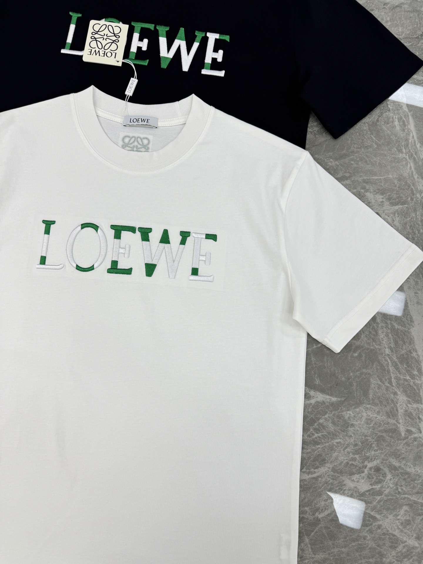 LOEWE罗意威新品潮牌T恤.男女同款❤️采用高品质棉料，柔软舒适，日常穿着超友好!正面绿色+白色品牌刺