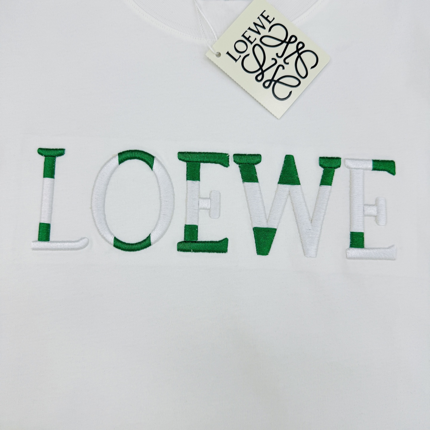 LOEWE罗意威新品潮牌T恤.男女同款❤️采用高品质棉料，柔软舒适，日常穿着超友好!正面绿色+白色品牌刺