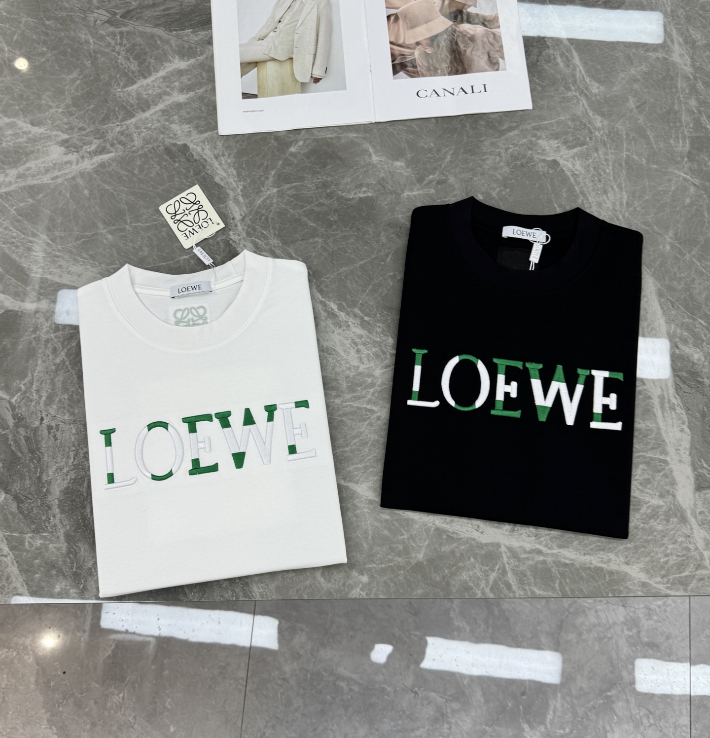 LOEWE罗意威新品潮牌T恤.男女同款❤️采用高品质棉料，柔软舒适，日常穿着超友好!正面绿色+白色品牌刺