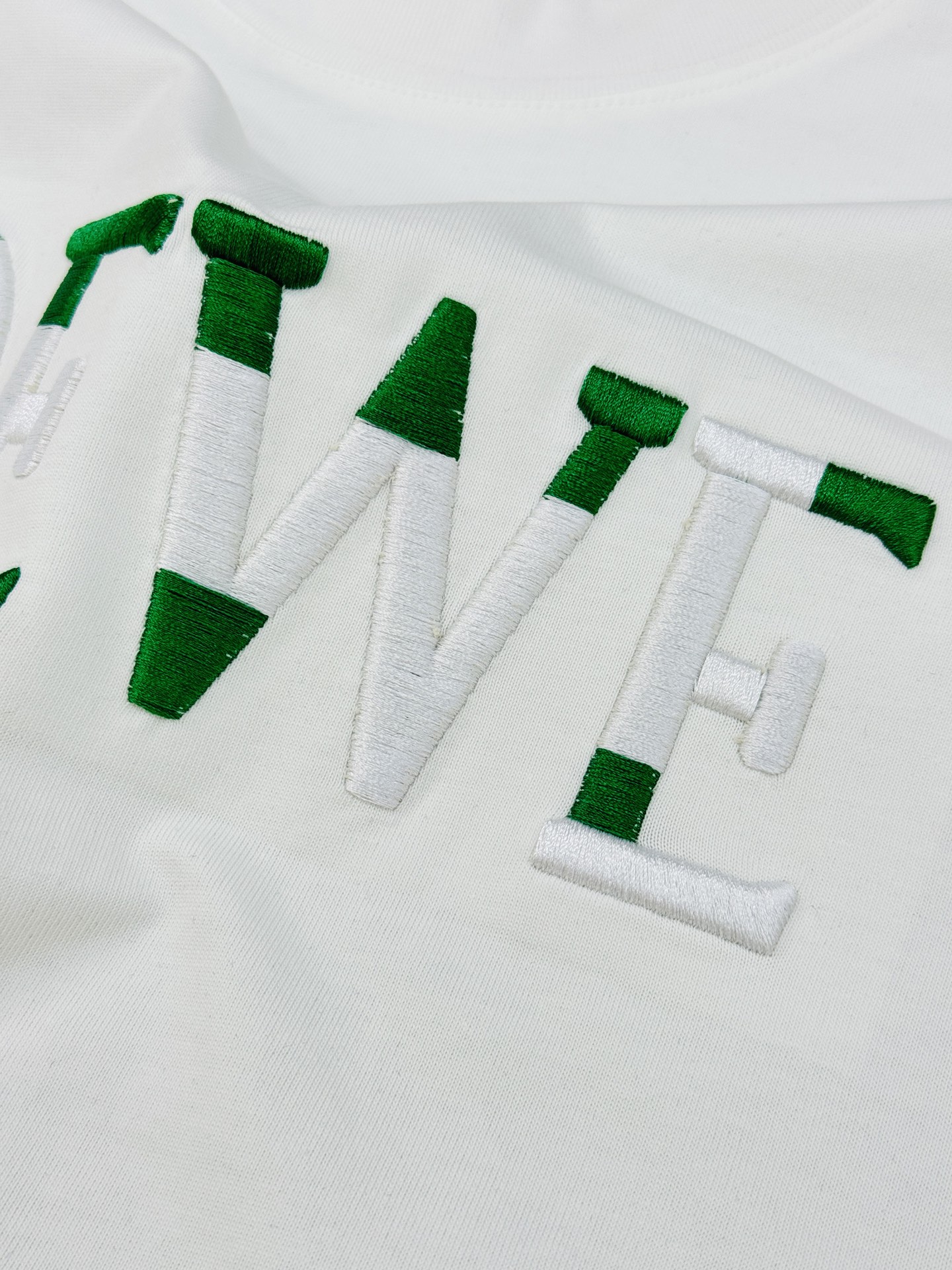 LOEWE罗意威新品潮牌T恤.男女同款❤️采用高品质棉料，柔软舒适，日常穿着超友好!正面绿色+白色品牌刺