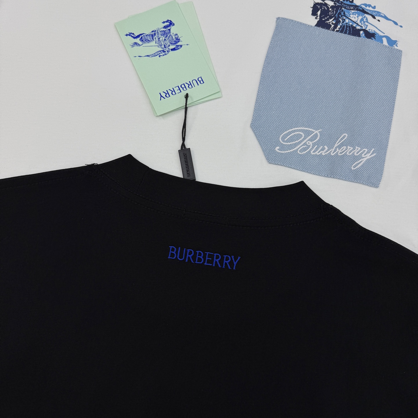 Burberry巴宝莉新款潮牌T恤.男女同款❤️采用高品质纯棉材质，柔软舒适，日常穿着超友好!胸前口袋设