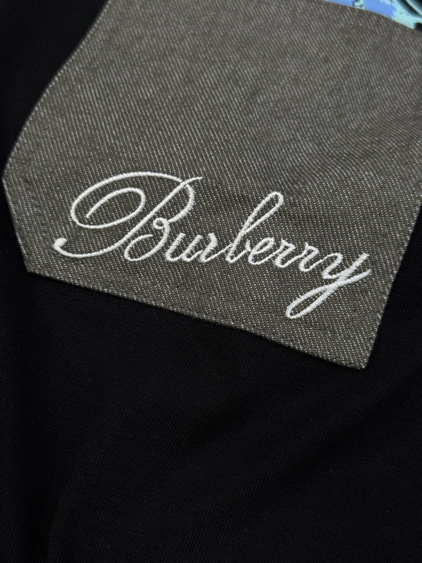 Burberry巴宝莉新款潮牌T恤.男女同款❤️采用高品质纯棉材质，柔软舒适，日常穿着超友好!胸前口袋设