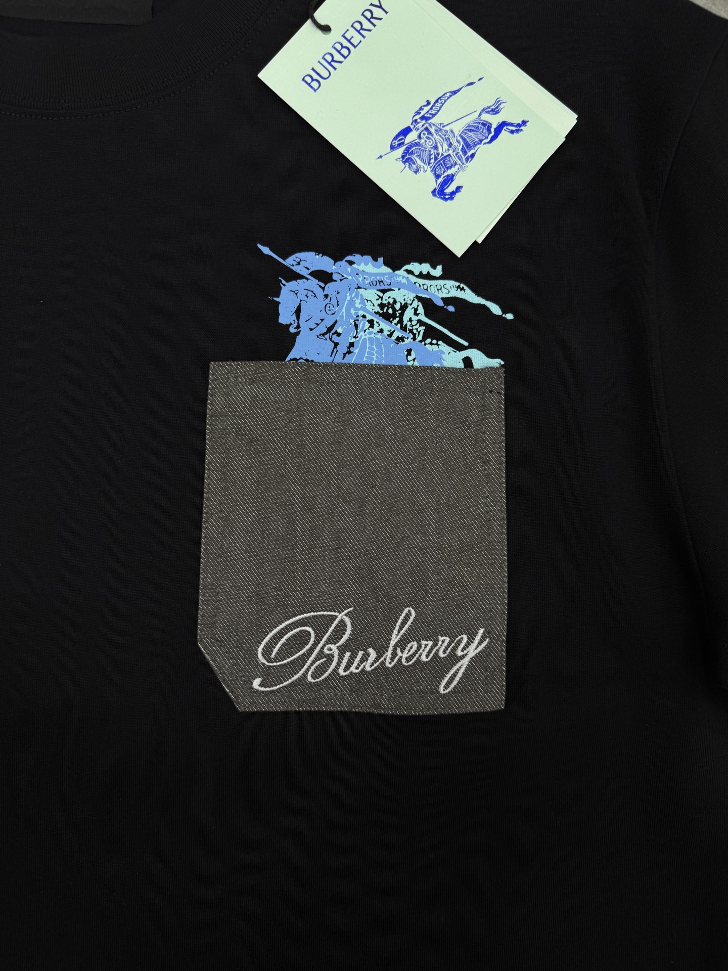 Burberry巴宝莉新款潮牌T恤.男女同款❤️采用高品质纯棉材质，柔软舒适，日常穿着超友好!胸前口袋设