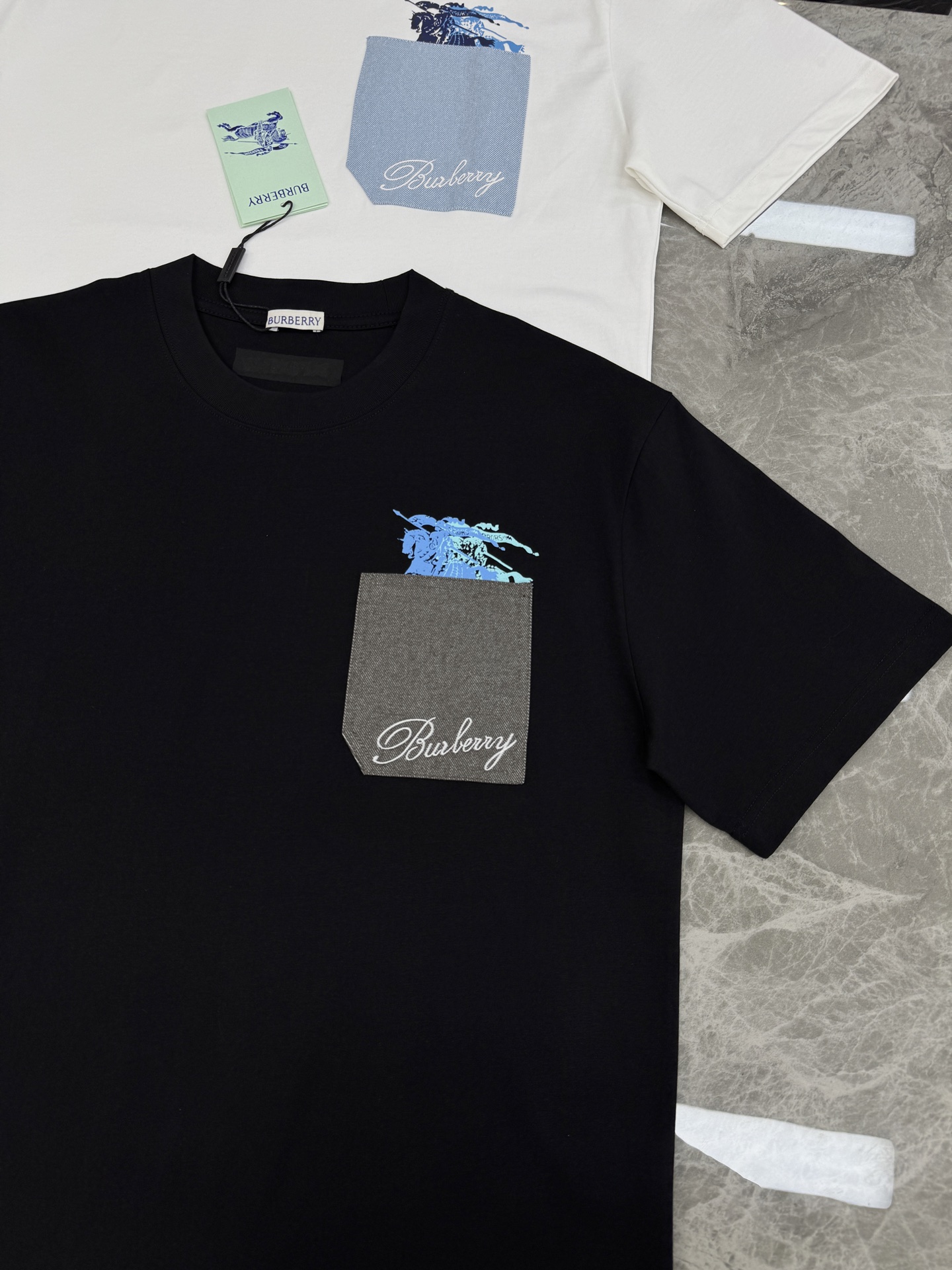 Burberry巴宝莉新款潮牌T恤.男女同款❤️采用高品质纯棉材质，柔软舒适，日常穿着超友好!胸前口袋设