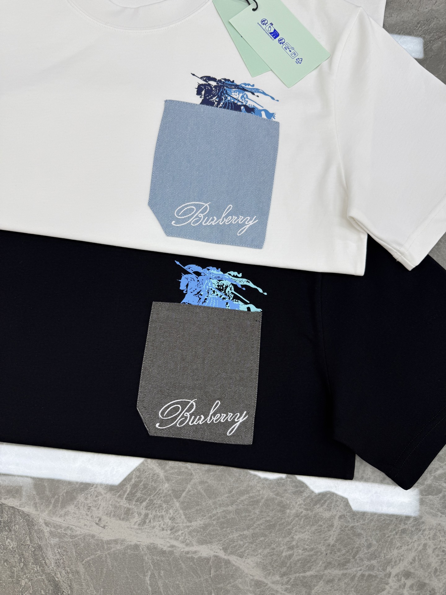 Burberry巴宝莉新款潮牌T恤.男女同款❤️采用高品质纯棉材质，柔软舒适，日常穿着超友好!胸前口袋设