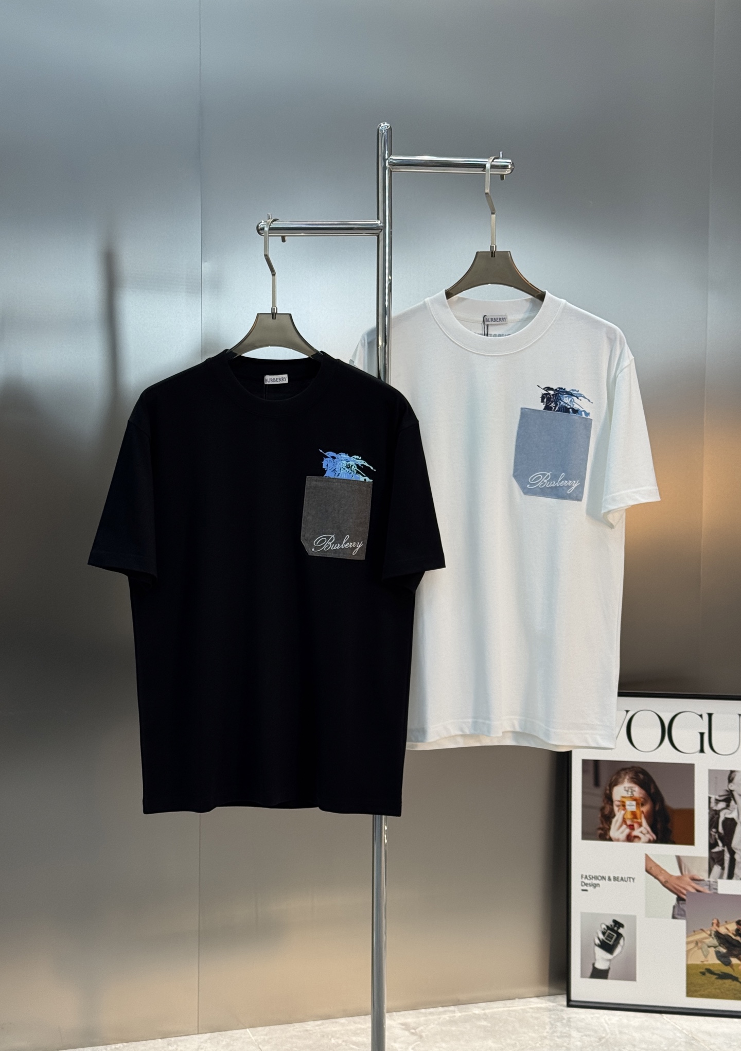 Burberry巴宝莉新款潮牌T恤.男女同款❤️采用高品质纯棉材质，柔软舒适，日常穿着超友好!胸前口袋设