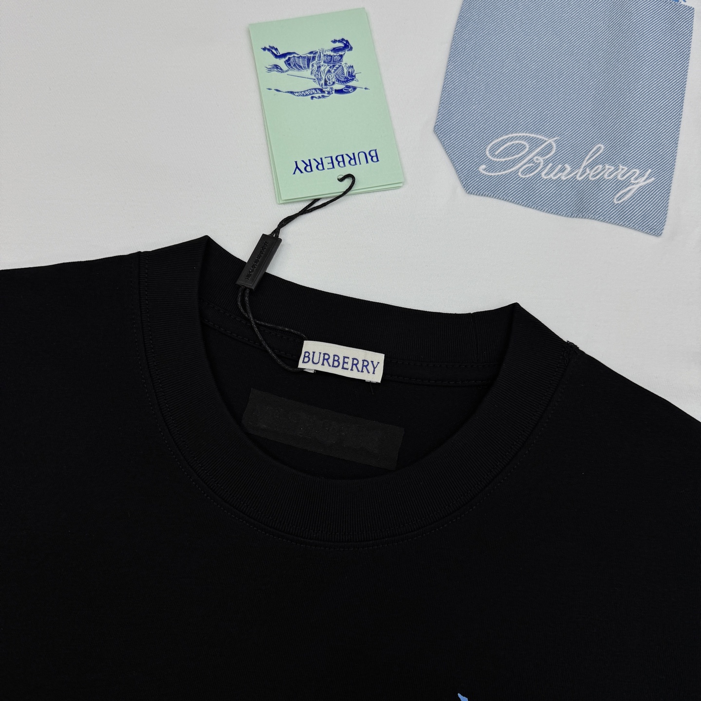 Burberry巴宝莉新款潮牌T恤.男女同款❤️采用高品质纯棉材质，柔软舒适，日常穿着超友好!胸前口袋设